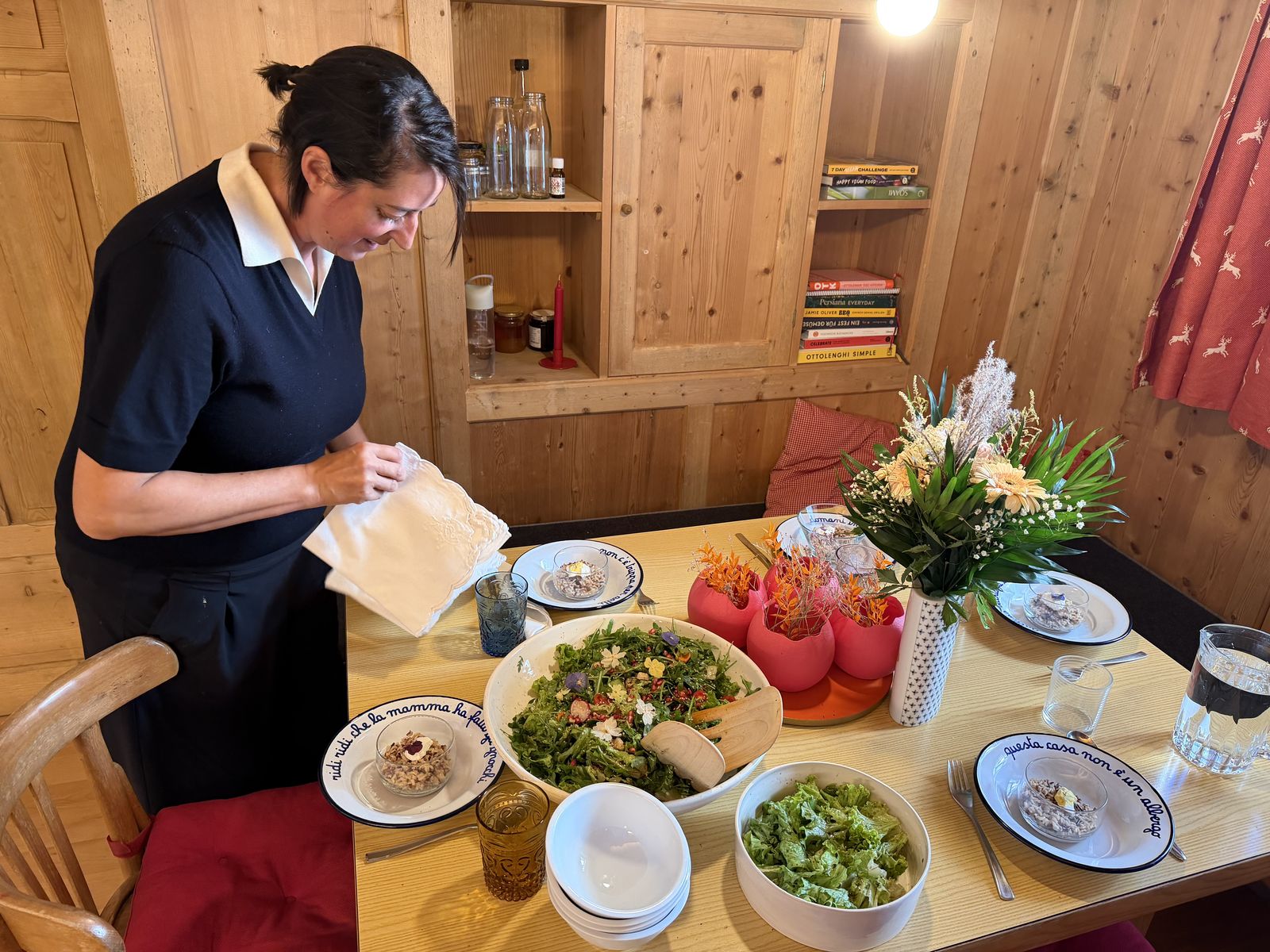 Liebevoll gedeckter Tisch mit Salat und Blumen
