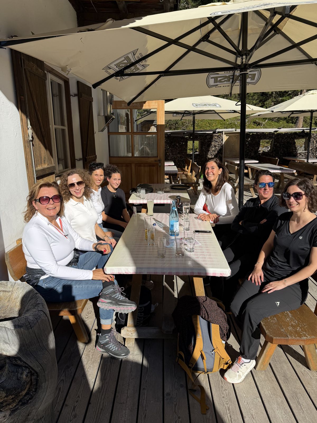 Die Runde beim Einkehren auf einer sonnigen Hüttenterrasse